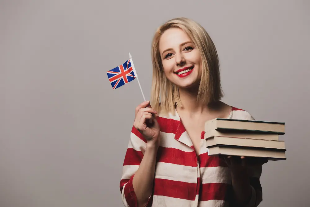 Mujer con libros en la mano