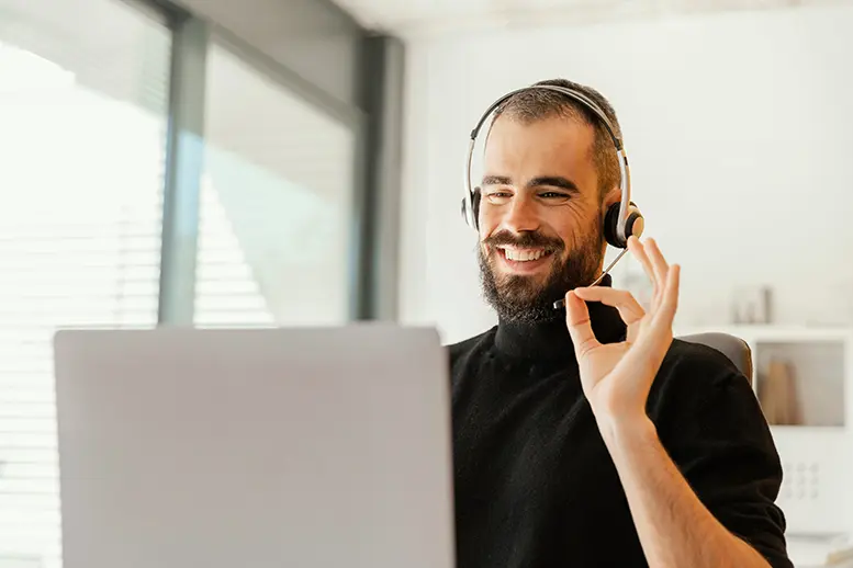 Joven con auriculares llamando a alguien