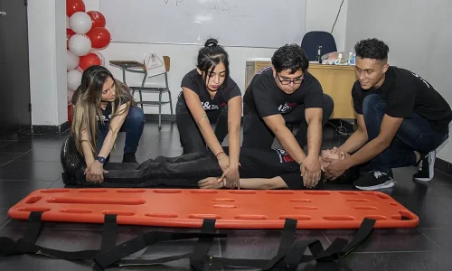 Img alumnos en clase de socorro de una persona