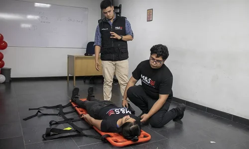 img de alumno con profesional diagnosticando un accidente