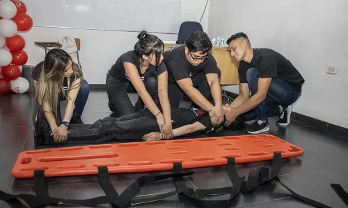 Img alumnos en clase de socorro de una persona
