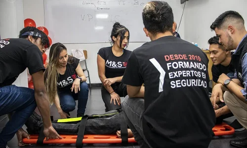 Img alumnos en clase de socorro de una persona