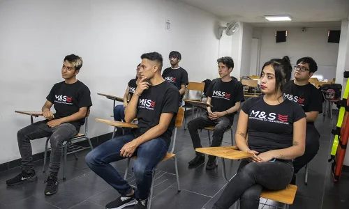 Alumnos escuchando una charla del profesor