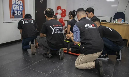 Img de alumbnos como levantar una persona en accidente o herida