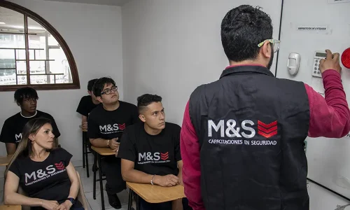profesos de mys enseñandoles a sus alumnos