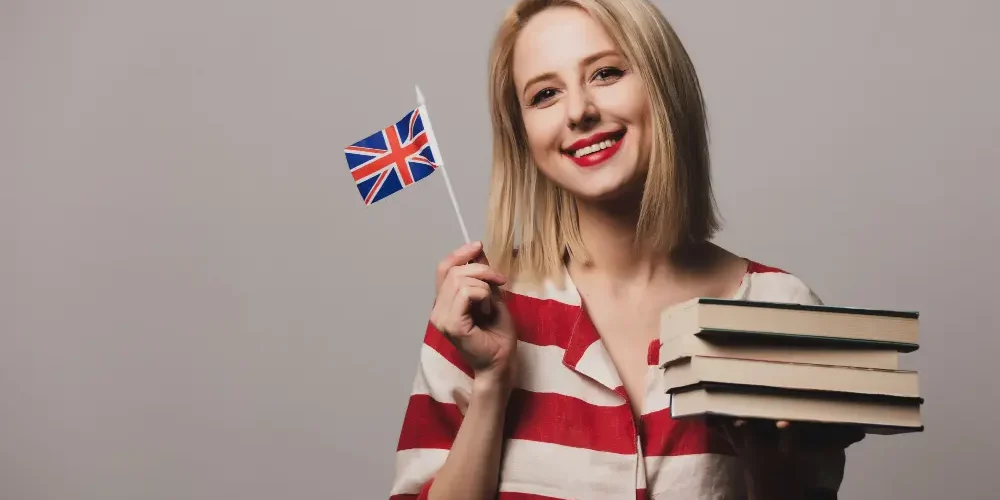 Mujer con libros en la mano