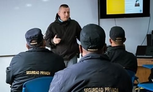 img de instructor dandole clases de seguridad