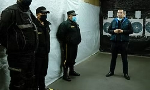 grupo de vigilantes formando en un parqueadero