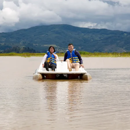 pareja-laguna-fuquene-comfacundi