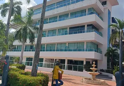 persona sentada enfrente de un edificio