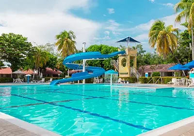 img de la piscina y el tobogan de el hotel los puentes