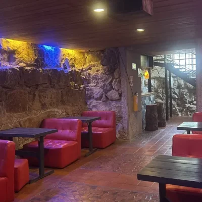 mesas-bar-hotel-refugio-el-santuario-comfacundi-fuquene-colombia-1738672481