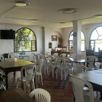 mesas-restaurante-hotel-refugio-el-santuario-comfacundi-fuquene-colombia-1738672481