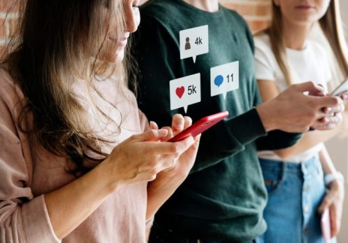 Personas chateando por redes sociales