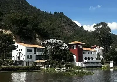img a lo lejos de la languna y el hotel refugio santuario