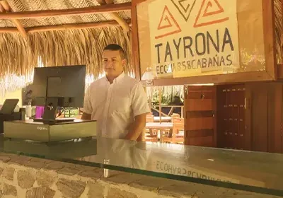 imagen de recepcionista en hotel tayrona eco bass